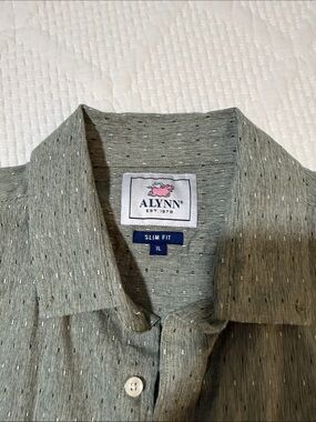 ALYNN Slim Fit Men’s Casual Button-Down Shirt in Sage Green
